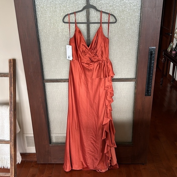 V-NECK SPAGHETTI STRAP SATIN GOWN size 10 - Picture 5 of 10